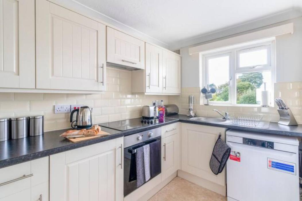Trendy Sea View 2 Bedroom Sleeps 6 - Free Parking Bournemouth Exteriör bild
