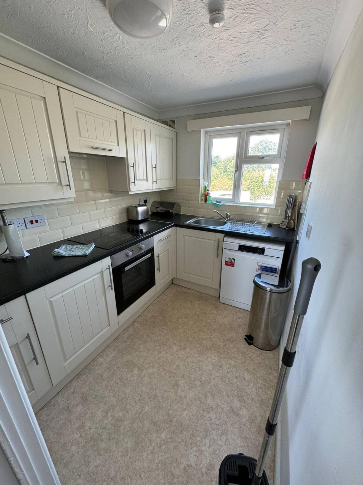 Trendy Sea View 2 Bedroom Sleeps 6 - Free Parking Bournemouth Exteriör bild